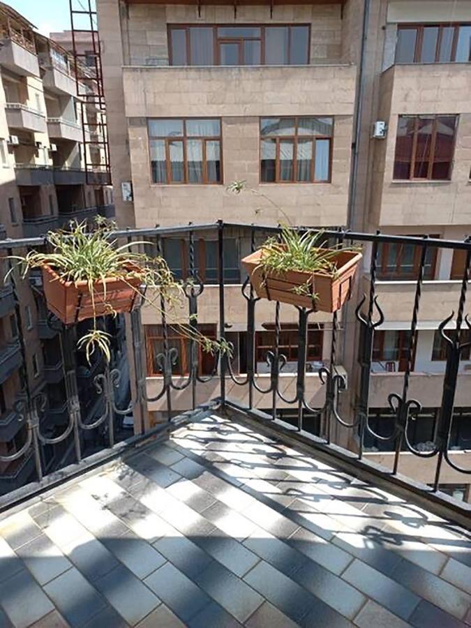 Loft Home In City Center เยเรวาน ภายนอก รูปภาพ