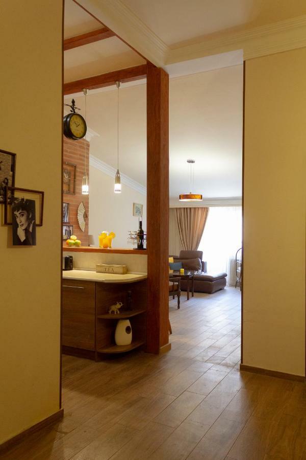 Loft Home In City Center เยเรวาน ภายนอก รูปภาพ